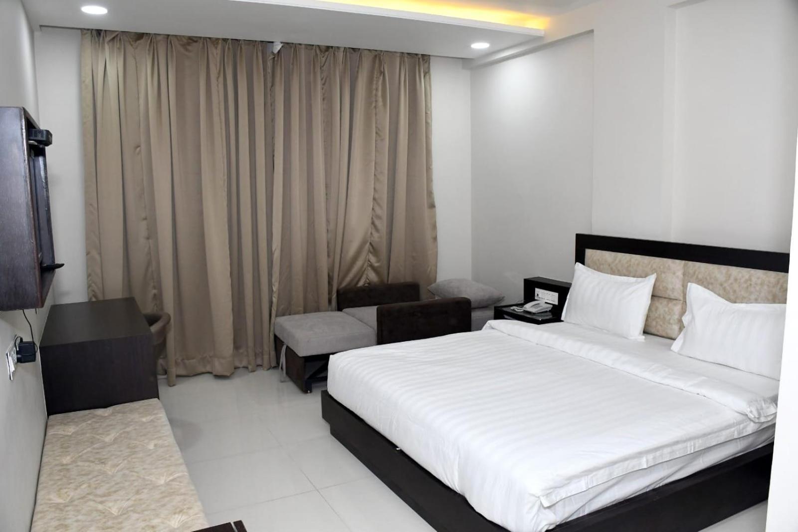 The Aanandam Hotel Resort Itarsi ภายนอก รูปภาพ